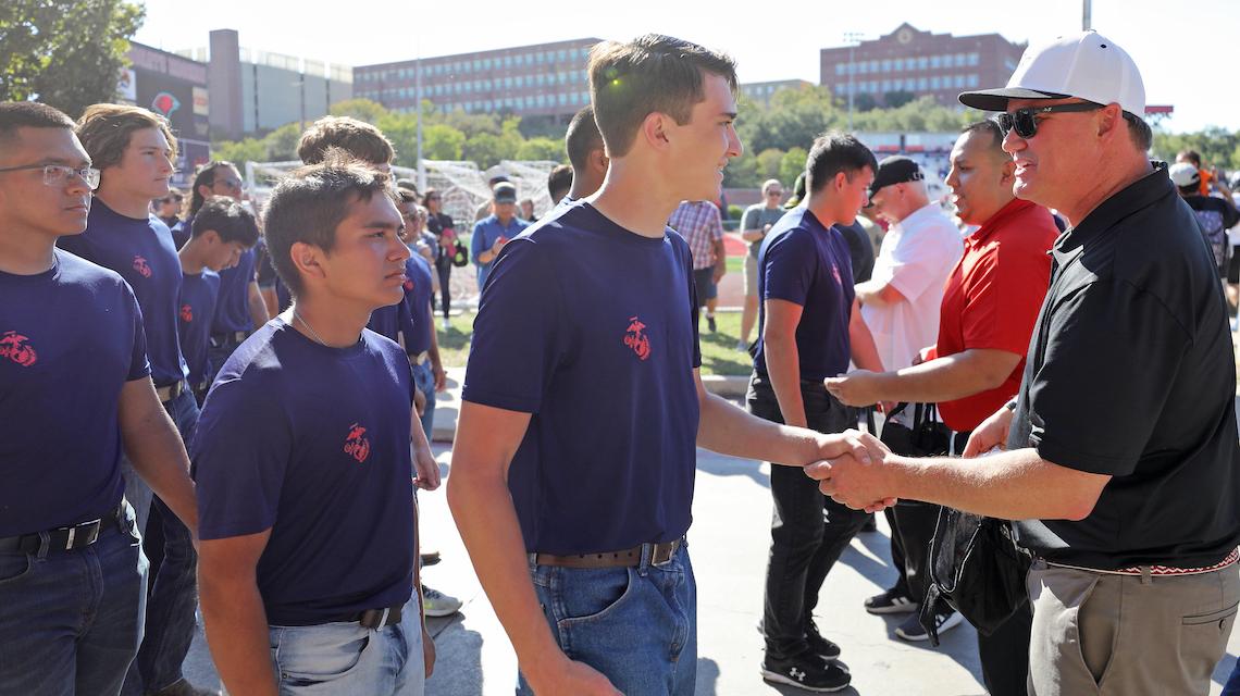 Dr. 托马斯·埃文斯与新入伍的海军陆战队士兵握手 